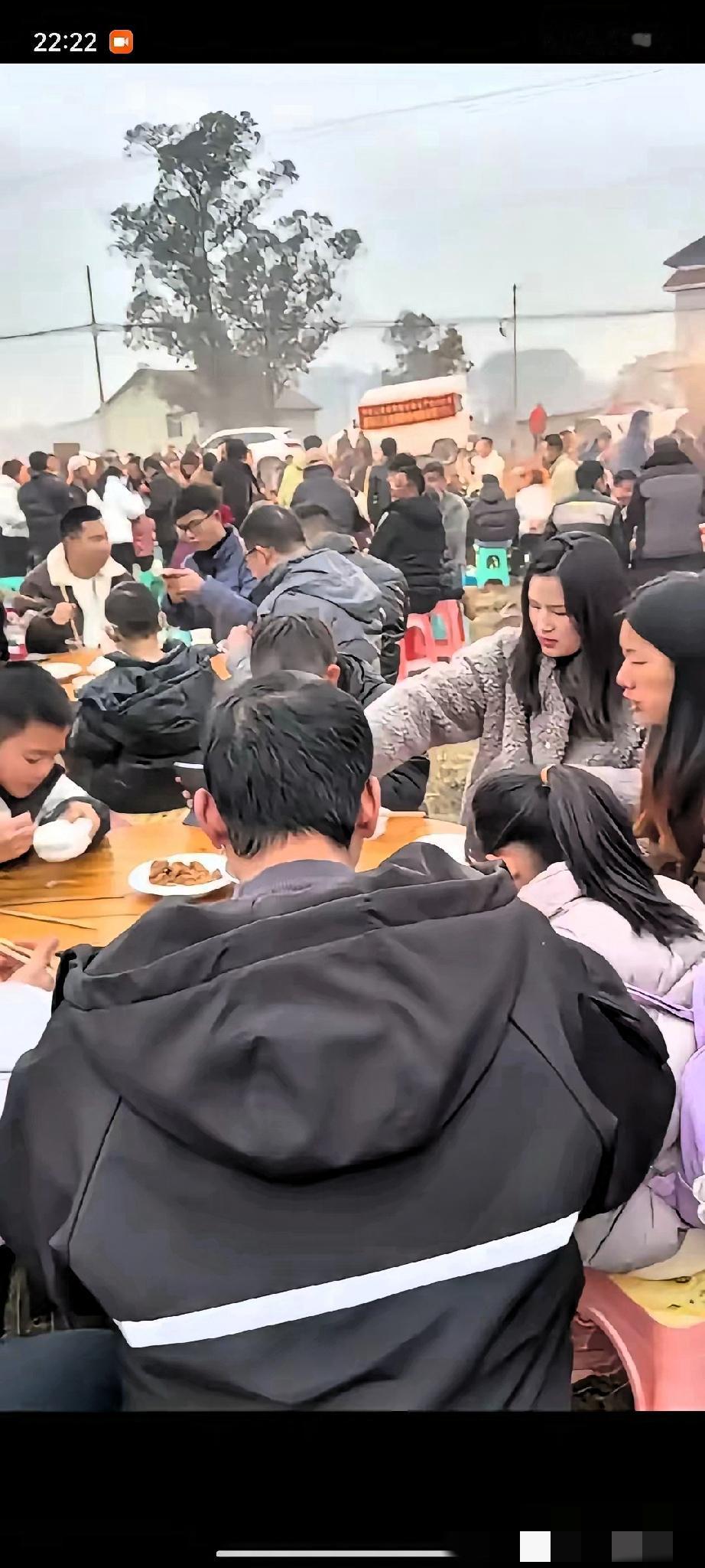 春晚遇冷、杀猪宴爆火，这反差早把答案说透了！不是大家不爱热闹，是腻了精致包装的“