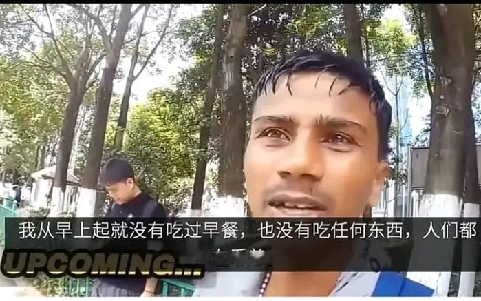 这个阿三博主吐槽，说他在昆明已经两天没有吃饭了。
还说，在我们这儿竟然得不到任何