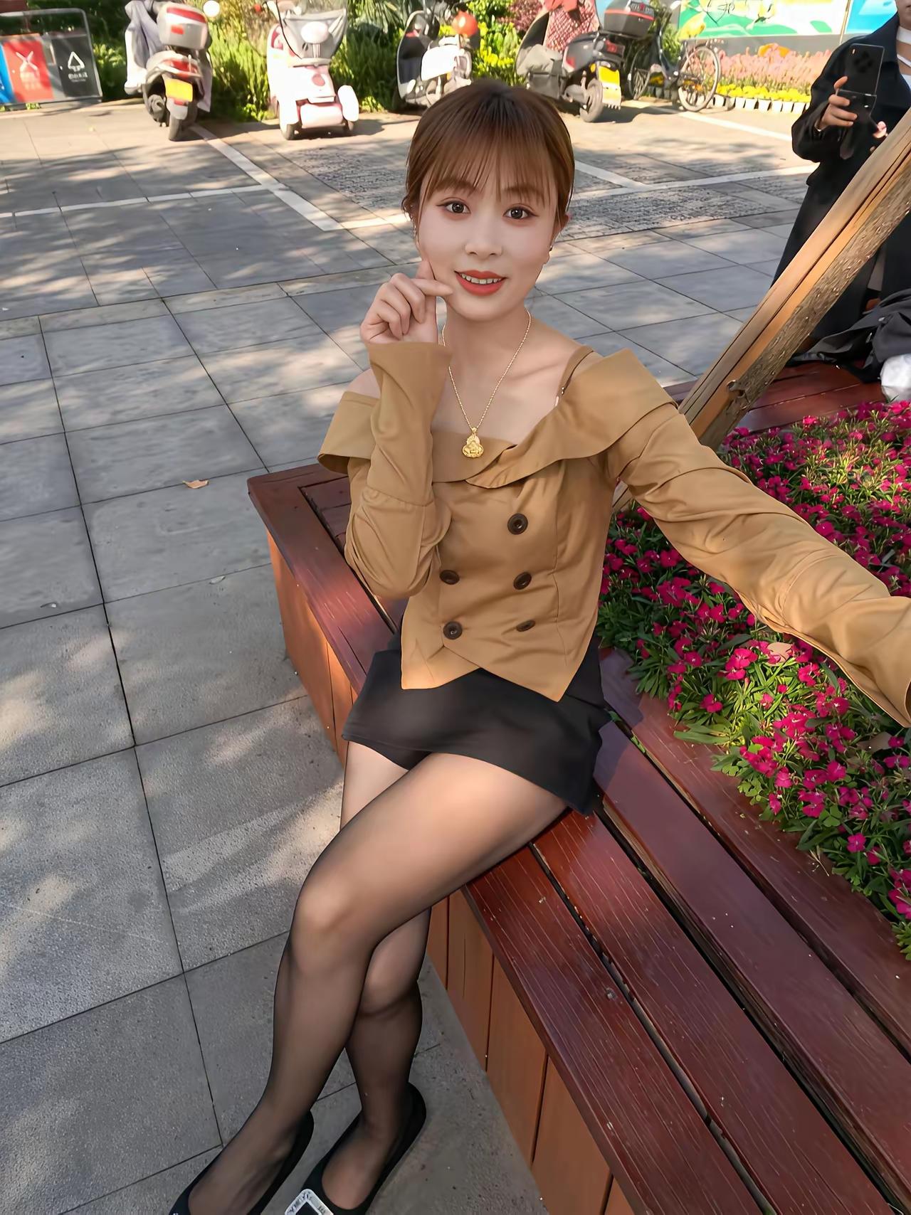 秋日暖阳下，优雅咖啡馆的迷人瞬间