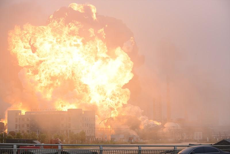 山东临沂爆炸事件给我们敲响了重重的警钟。从安全管理角度看，相关企业必须严格落实安