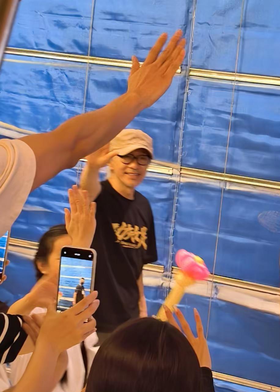 今天也算追星成功了，又是幸运的一天周星驰路演 功夫女足