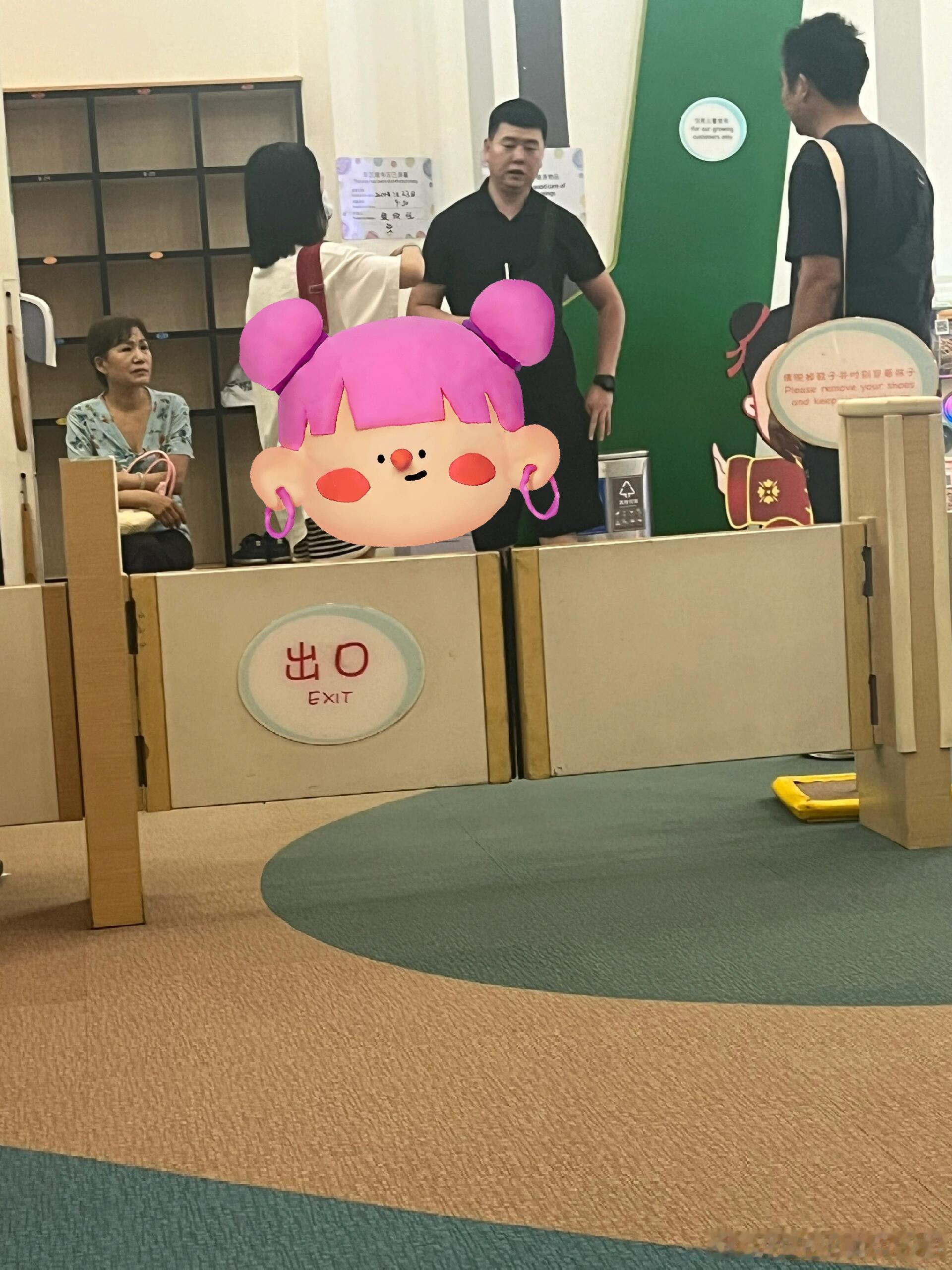 #谢娜带娃游儿童乐园##谢娜带孩子游乐场玩耍# 网友偶遇谢娜带娃游儿童乐园，打扮