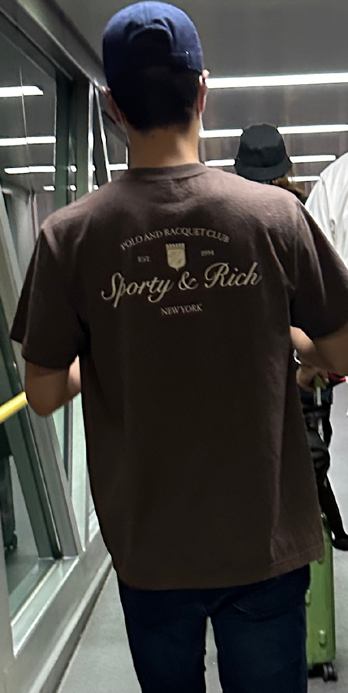 好想拽着衣服两边蹭蹭蹭 哥哥把我藏身后谁都看不见 