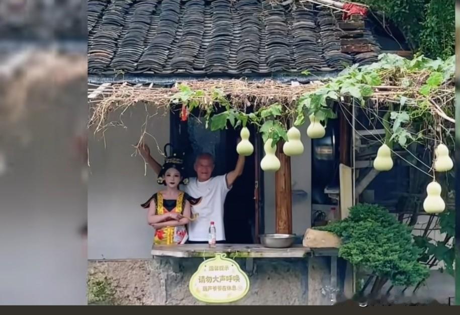葫芦娃被摘了，本来以为闹剧可以消停了，结果隔壁又冒出来一个假冒的葫芦娃爷爷，假的