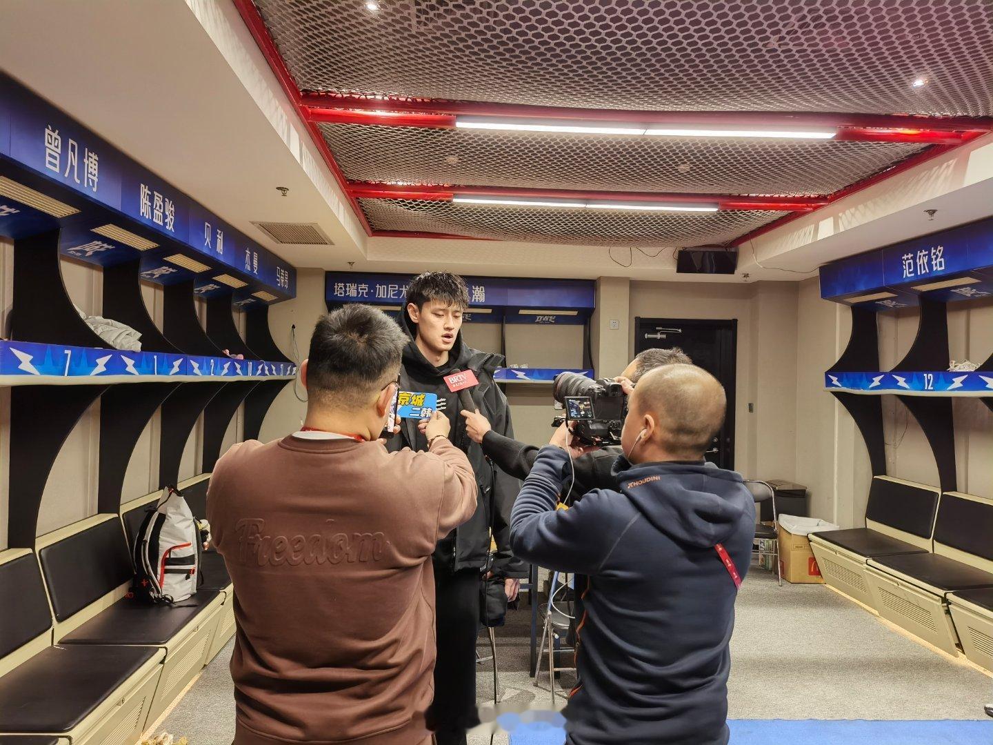 北京男篮vs北控男篮 首钢伤员的情况：赵睿、曾凡博参与了踩场，球队困难，他们都做