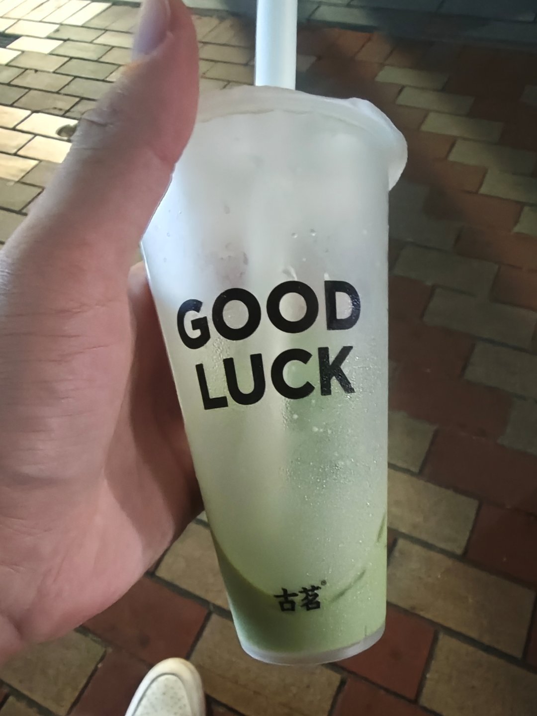 去吃个饭，然后遇到个妹妹穿个JK制服推一个婴儿车，边上是年轻的父亲穿着朴素但感觉