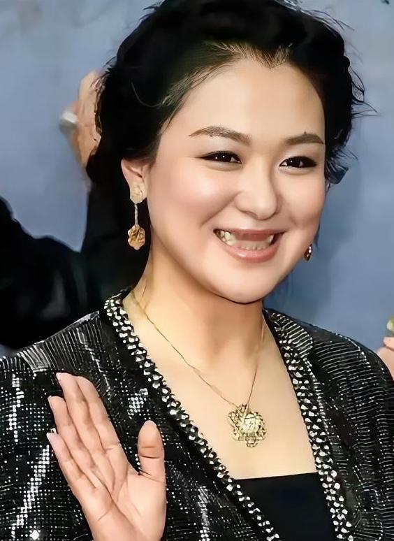 2008年《潜伏》拍摄现场，沈傲君当场从包里摸出100元递给导演：“让我和孙红雷