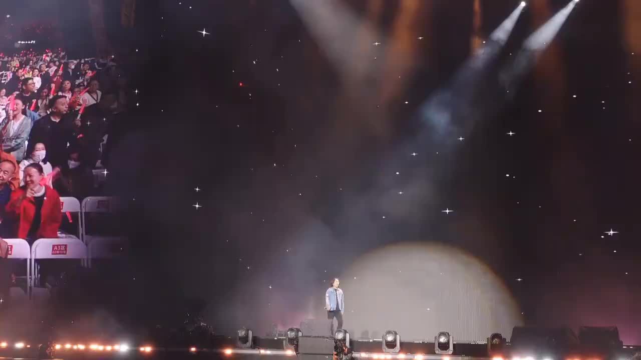 候浪-灰色轨迹 包头演唱会 包头纪元回声演唱会封神名场面✨ 压轴歌手李克勤意外延误，舞台面临空档。 