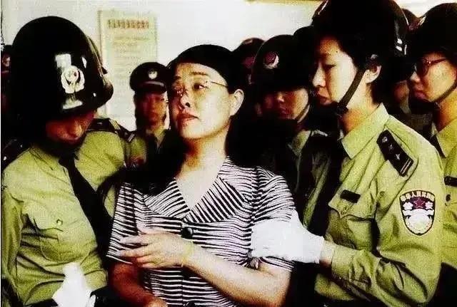 上世纪九十年代，“河北第一贪”利用银行漏洞，贪污公款1500万，最终被判处死刑。