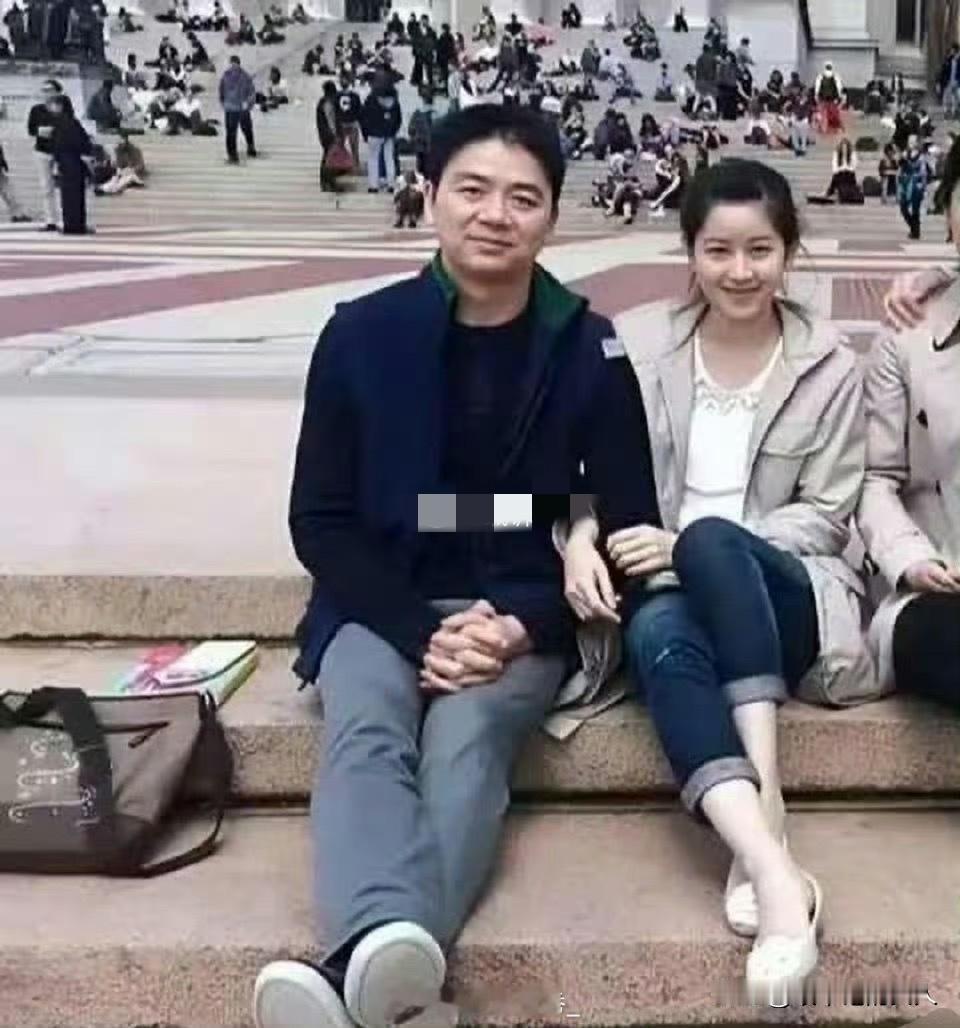 信不信？
看图，初恋那会儿，我感觉刘强东真配不上章泽天，只能说，章泽天太有眼光了
