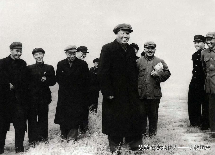 1952年10月30日毛主席在兰考东坝头视察黄河