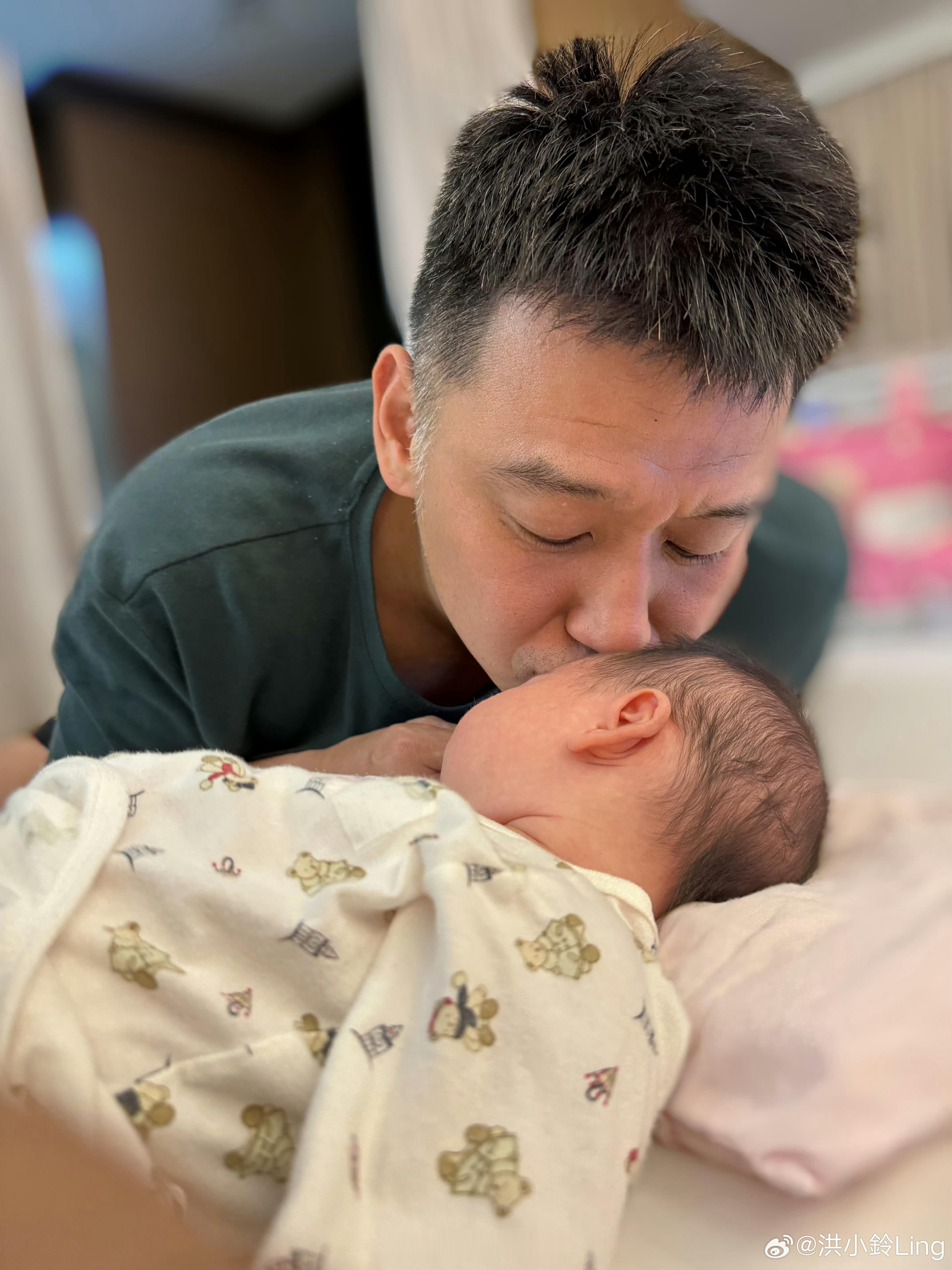 洪小铃晒老公亲女儿照片洪小铃晒老公女儿合照 洪小铃晒老公女儿合照，张天霖亲吻宝宝