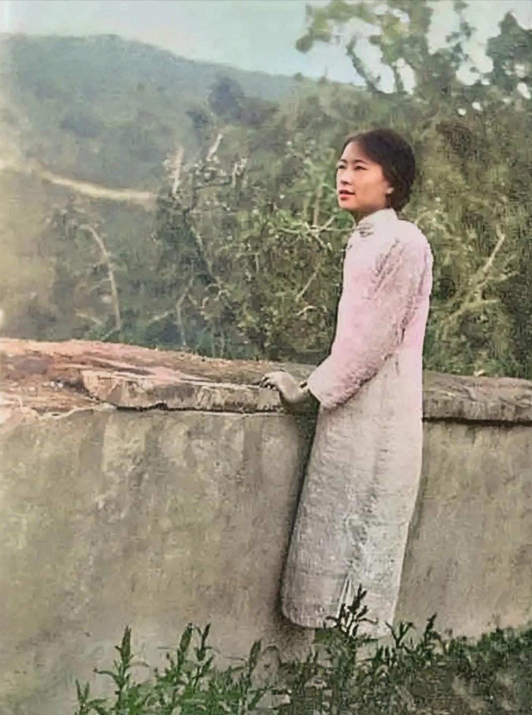 这是民国才女林徽因在香山养病期间的侧身照，都看看吧，一身傲骨奇女子，全家忠烈耀门