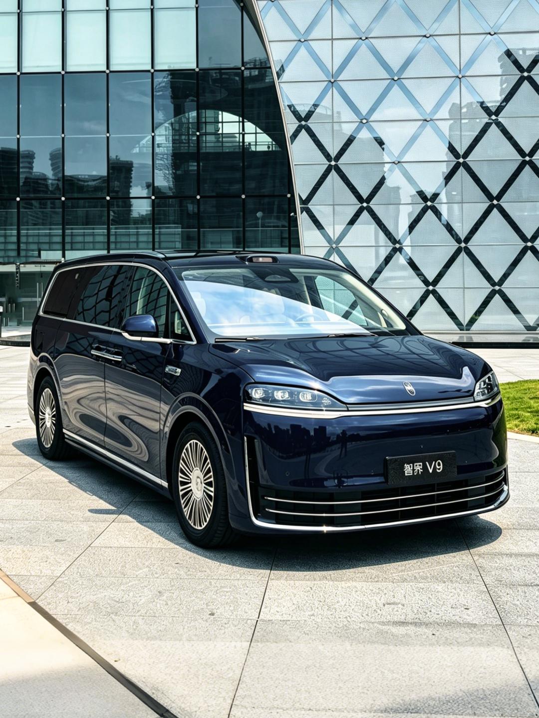 鸿蒙智行这款旗舰 MPV ——智界V9，真把我惊艳到了这回！二排双旋转座椅直接把