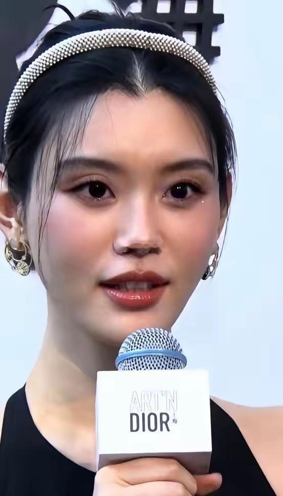 奚梦瑶一句话，戳破了多少女人的幻想。奚梦瑶大方承认，自己脸上是花了钱的，一年一次