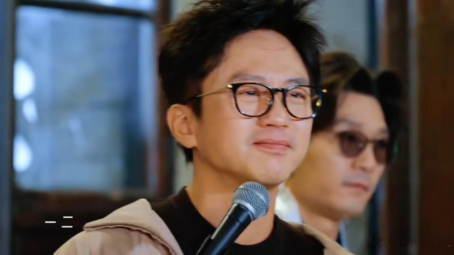 邓超陈赫唱哭了鹿晗看邓超陈赫哭了的表情五哈铁三角的温情时刻来了！邓超陈赫唱到动情