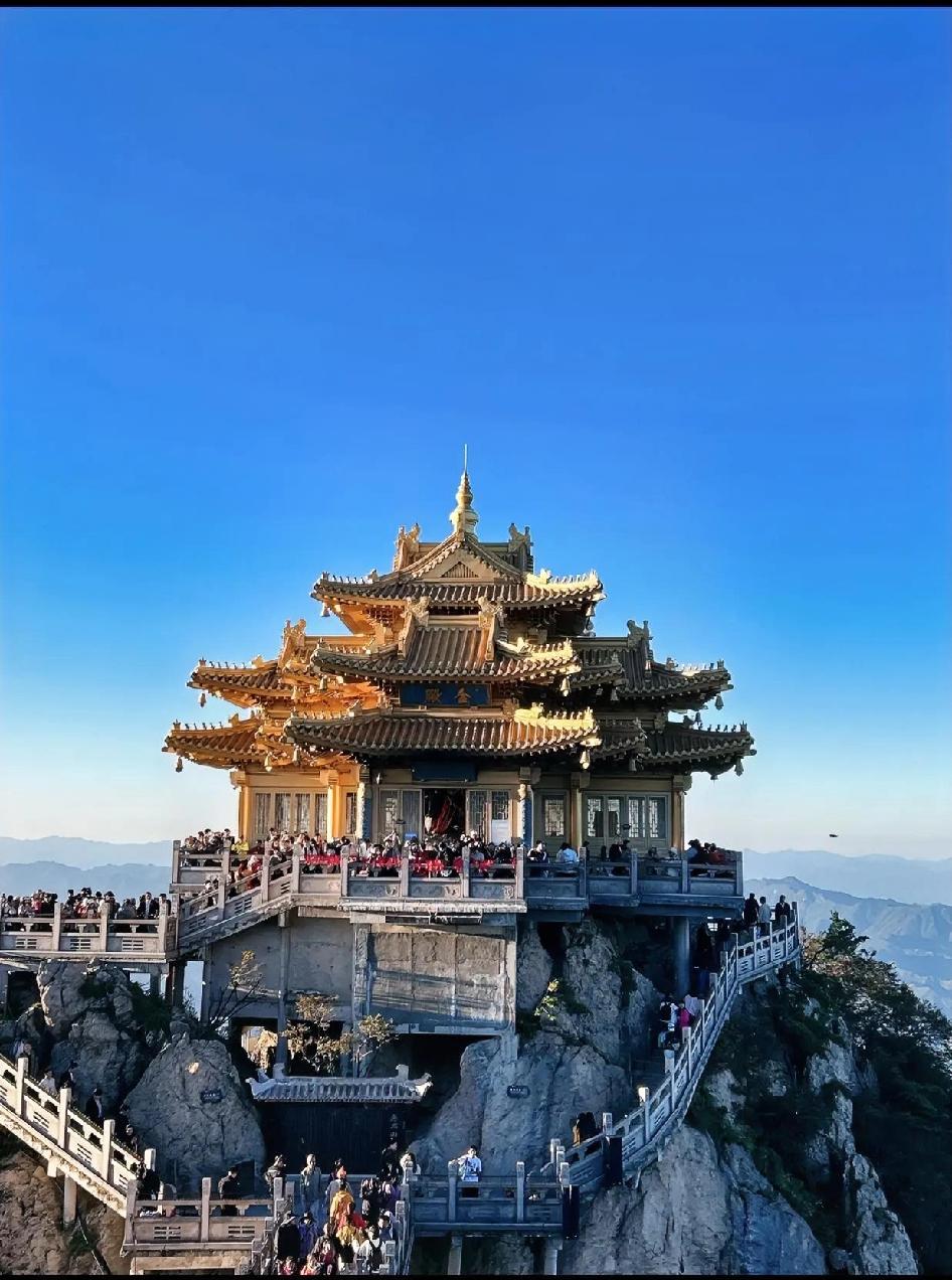 这是河南洛阳的老君山金顶建筑。
 
相传道家始祖老子在此归隐修炼，北魏始建老君庙