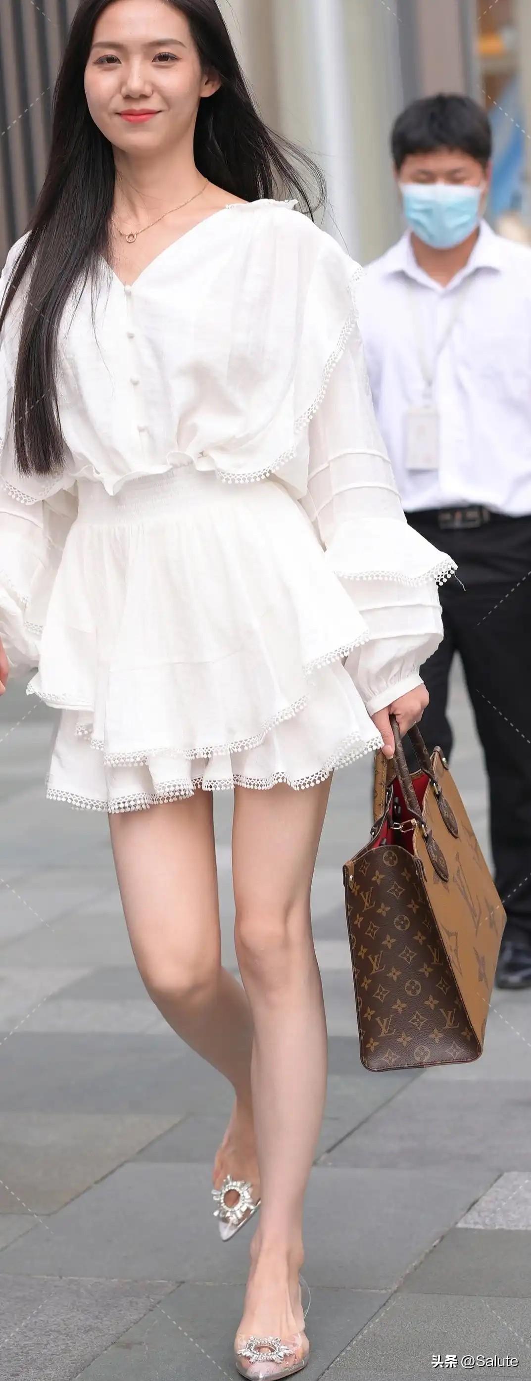优雅出街，白色连衣裙搭配LV包包，清新又时尚！👗👠👜