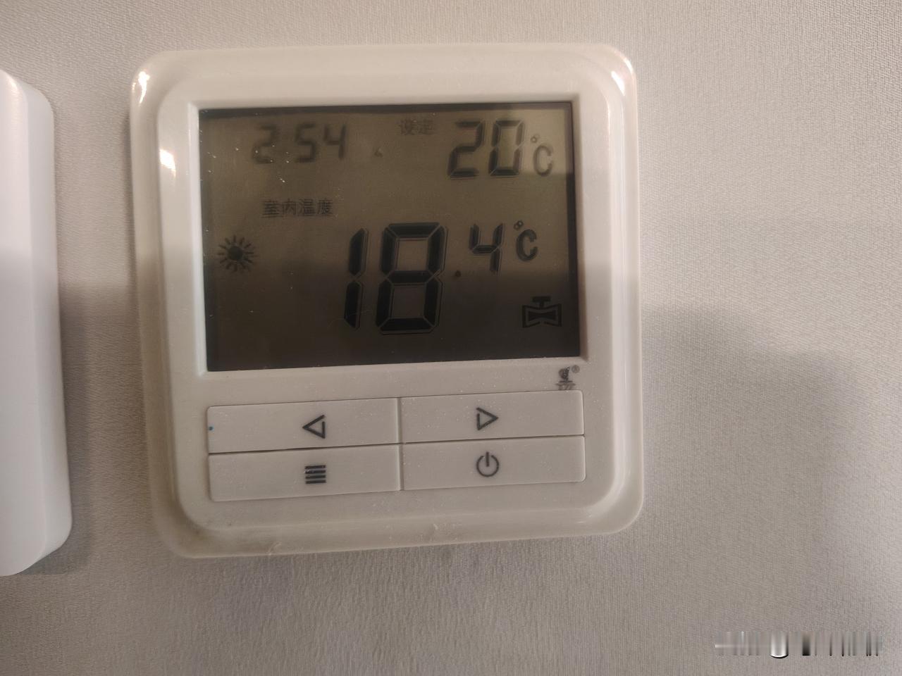 昨晚市政供暖停了，前两天刚下过雨，温度一下降了好几度。昨天在家还穿短袖，今晚就换