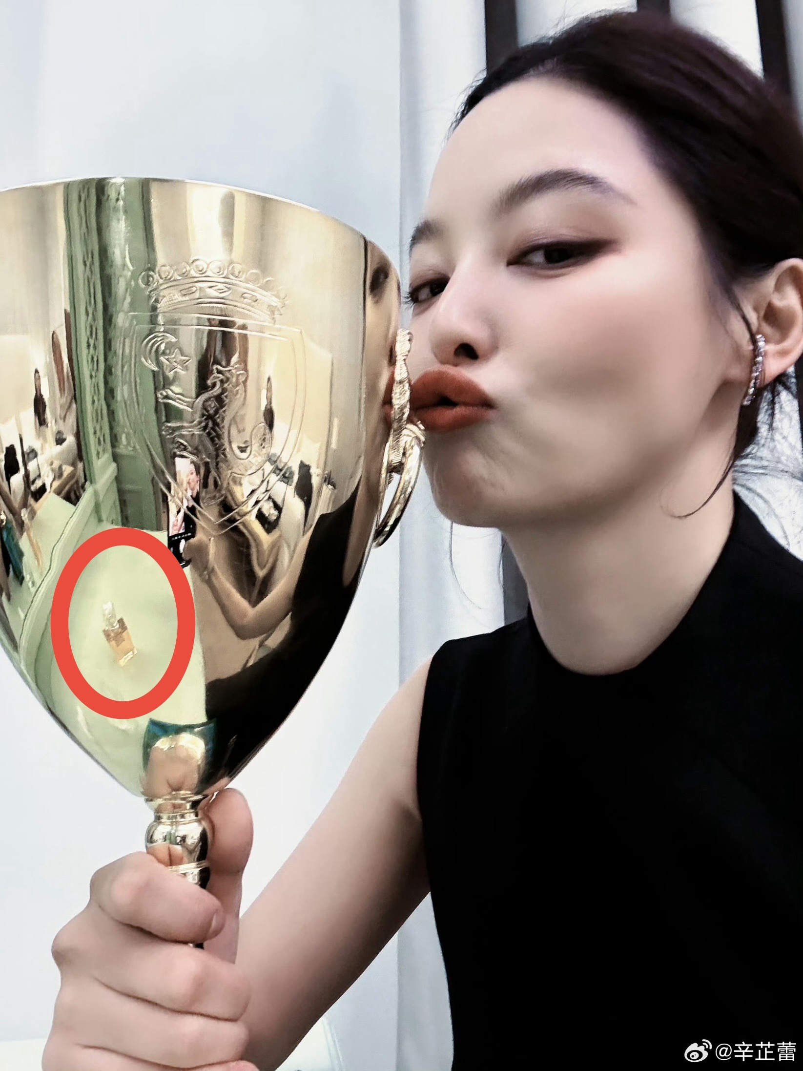 不会用香水的女人没有未来 十年后，要出镜Chanel NO.5广告了。 【不开玩