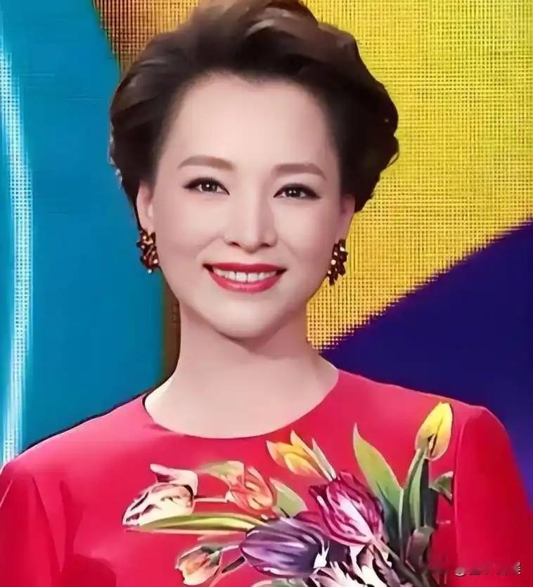 董卿，冲上热搜！
 
9月23号，许久没有消息的董卿，冲上了热搜，原因是网传她将