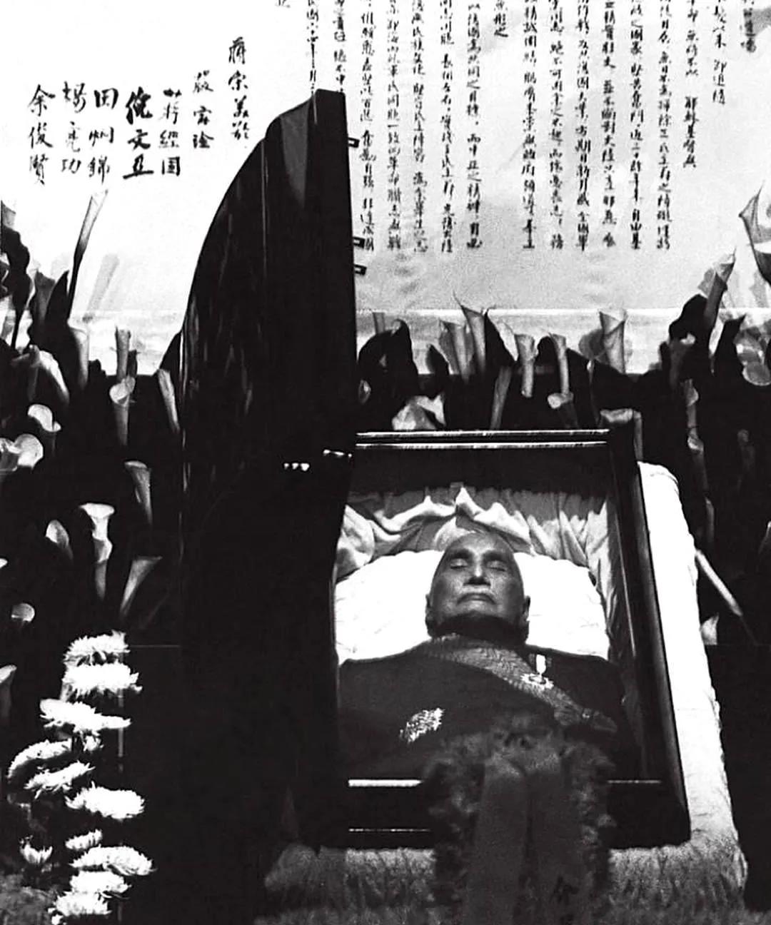 1975年在台北蒋介石葬礼上，蒋经国搀扶着自己的后妈宋美龄关注参加父亲蒋介石遗体