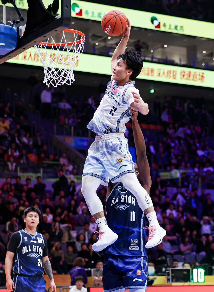 徐杰太牛了！
在CBA全明星周末正赛上，
砍下35分4篮板6助攻，帮助南区明星队
