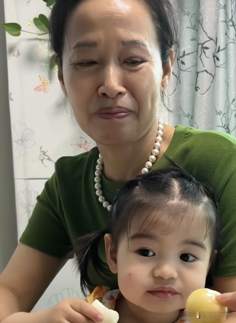 A妈一家回国，倒时差，早上三四点就起床，三宝还很闹腾，网友好奇，楼下受得了吗？太