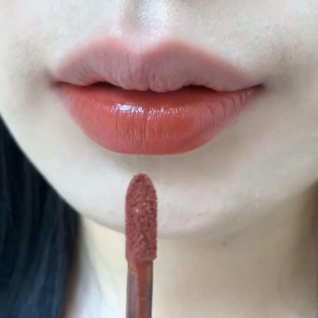 陶土红棕这支真的绝了！薄涂是那种很日常的奶茶棕，带点土调，像刚出炉的烤红薯，温柔