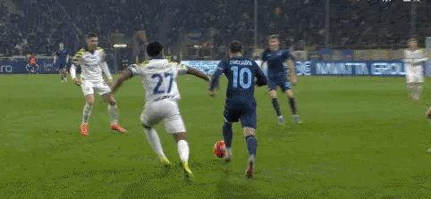 昨天拉齐奥的比赛是真的很抽象，拉齐奥分别在上半场下半场各领一张红卡，9打11，最