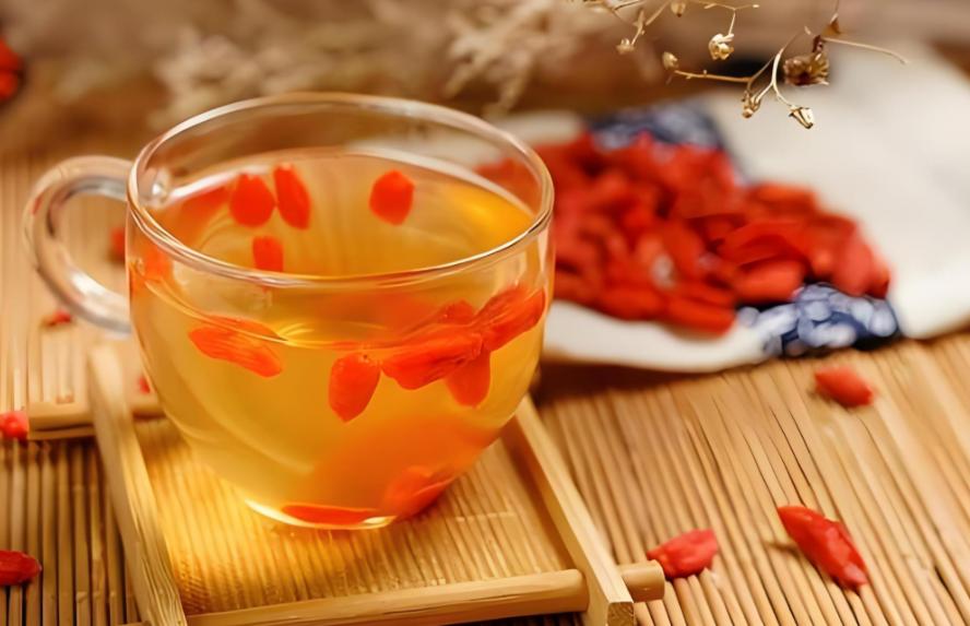 枸杞泡水养生？中医忠告：这类人喝一口都可能上火失眠
“人到中年不得已，保温杯里泡