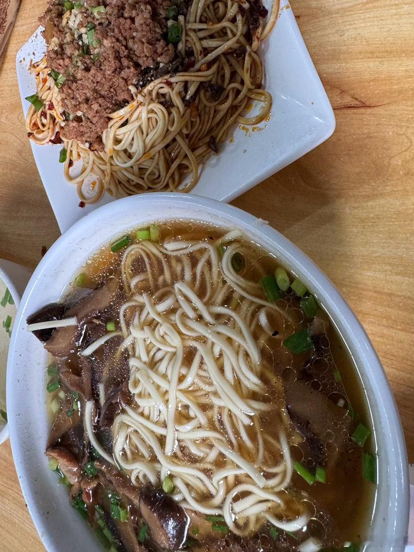 一睁眼纪录也破了，那就晨跑宜宾，一两口蘑一两燃面庆祝下～ 