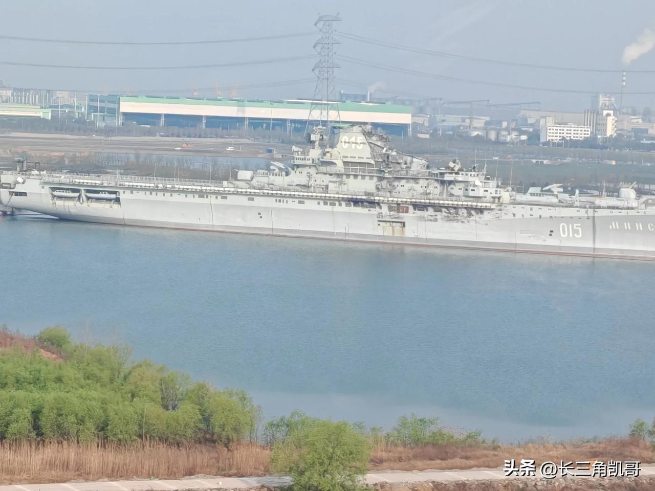 这航空母舰居然被火烧了一把，这是苏联时期的航母母舰，现在被拖到南通长江边上搞旅游