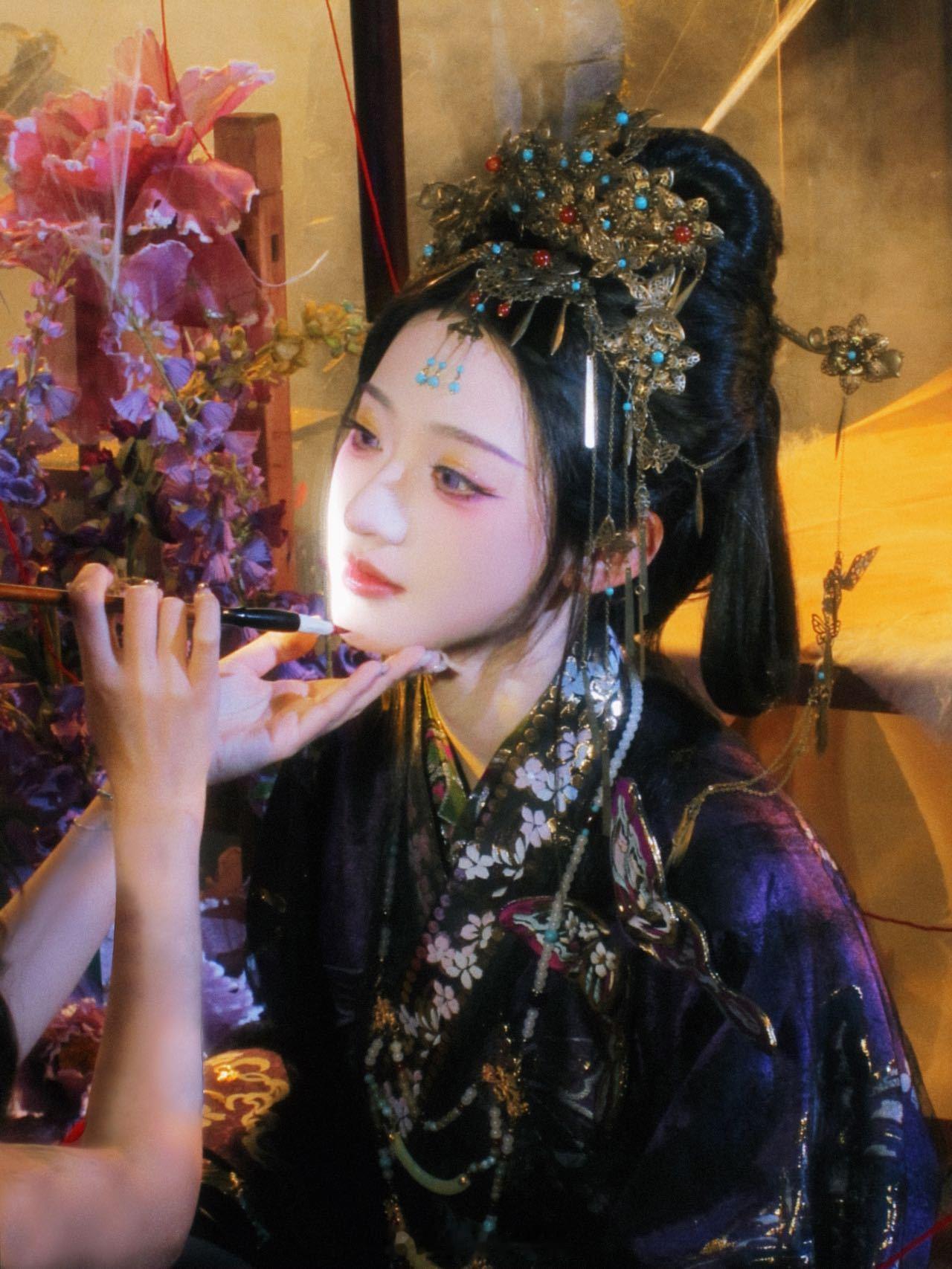 杨雨潼等身bjd娃娃 杨雨潼的新写真也太会拍了！完美融合了诡异感与精致 doll