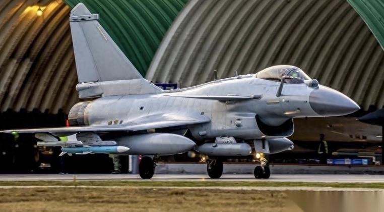 央视最近罕见爆了个猛料，咱们的歼-10C被外机火控雷达直接锁定了！这可是按个按钮