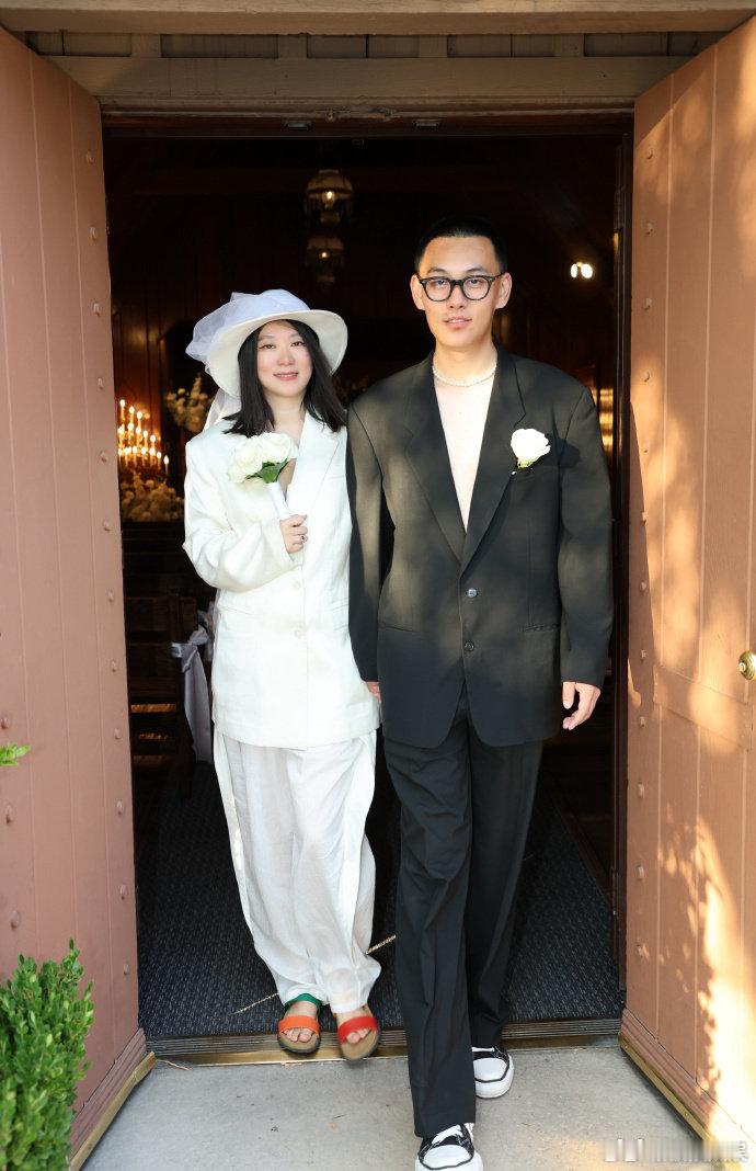 黄璐再婚黄璐婚纱照 《盲山》《推拿》女演员宣布再婚，并晒出多张婚纱照，照片中两人