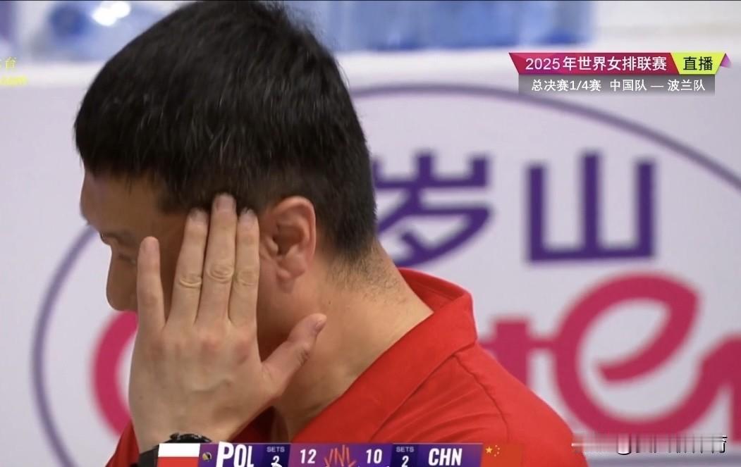 赵勇太执拗了，应变太慢了！换王梦洁换得太晚了啊！决胜局开局看比分，他看情况不妙，