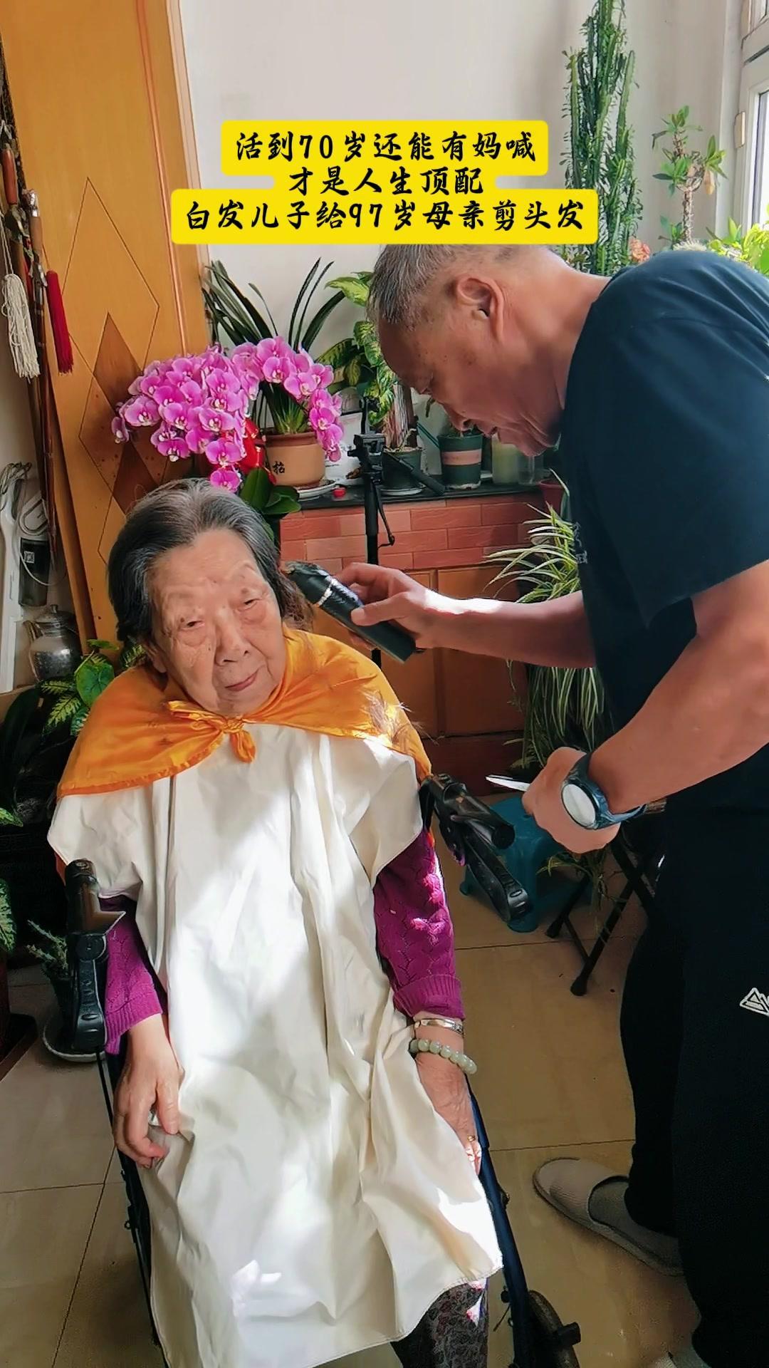 💇‍♀️给妈妈理发真的很温暖！看着她头发慢慢变短，露出清爽的样子，突然觉得时光