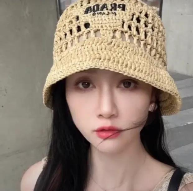 陈乔恩和她的丈夫再次前往韩国，艾伦一直拿着相机给她拍照。镜子里反映出丈夫一脸认真