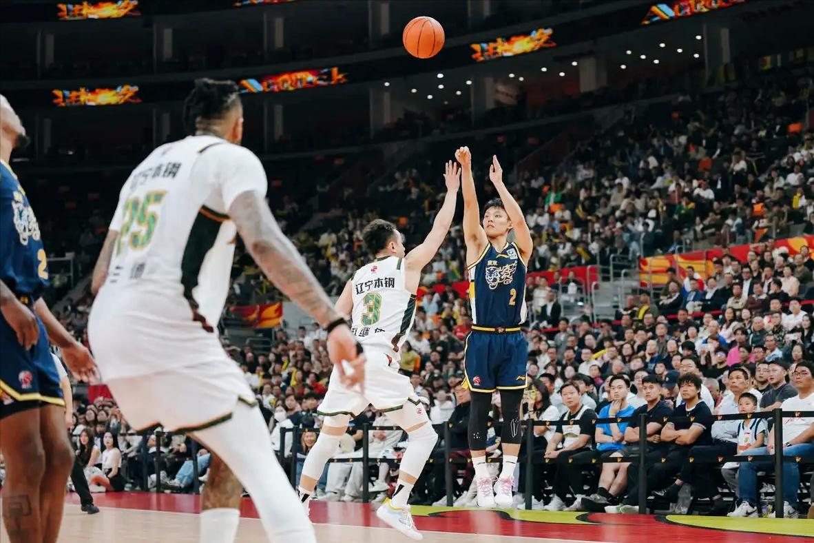 看哭了！徐杰被杜锋骂不还嘴，满眼不甘，问题根本不在他身上。

辽粤大战那个镜头，