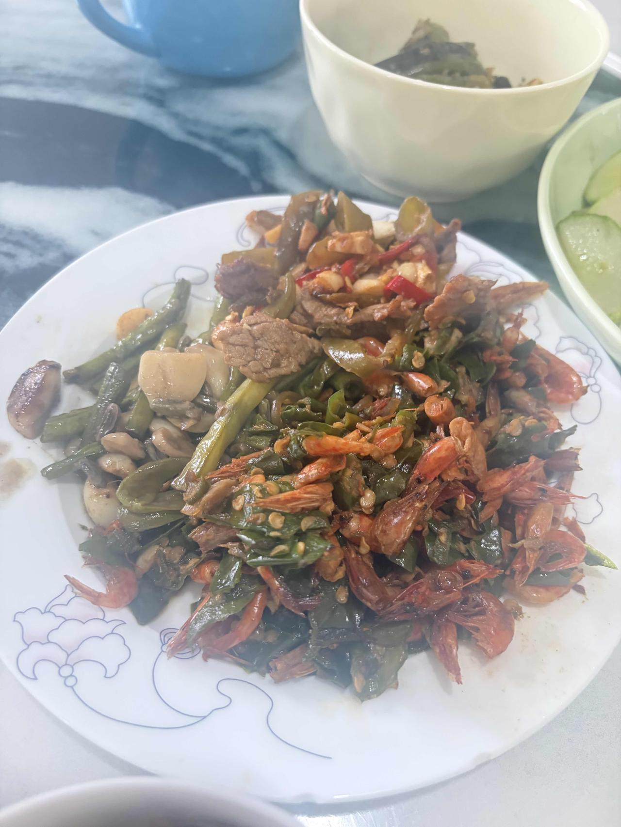 现实中的赵德汉，可能吃得比低保户还要苦，一个菜不要说过夜，就是过一个星期也要吃完