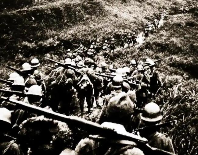 1938年，万家岭战后，漫山遍野都是腐烂的尸体，无人愿意打扫战场，一个乞丐主动前