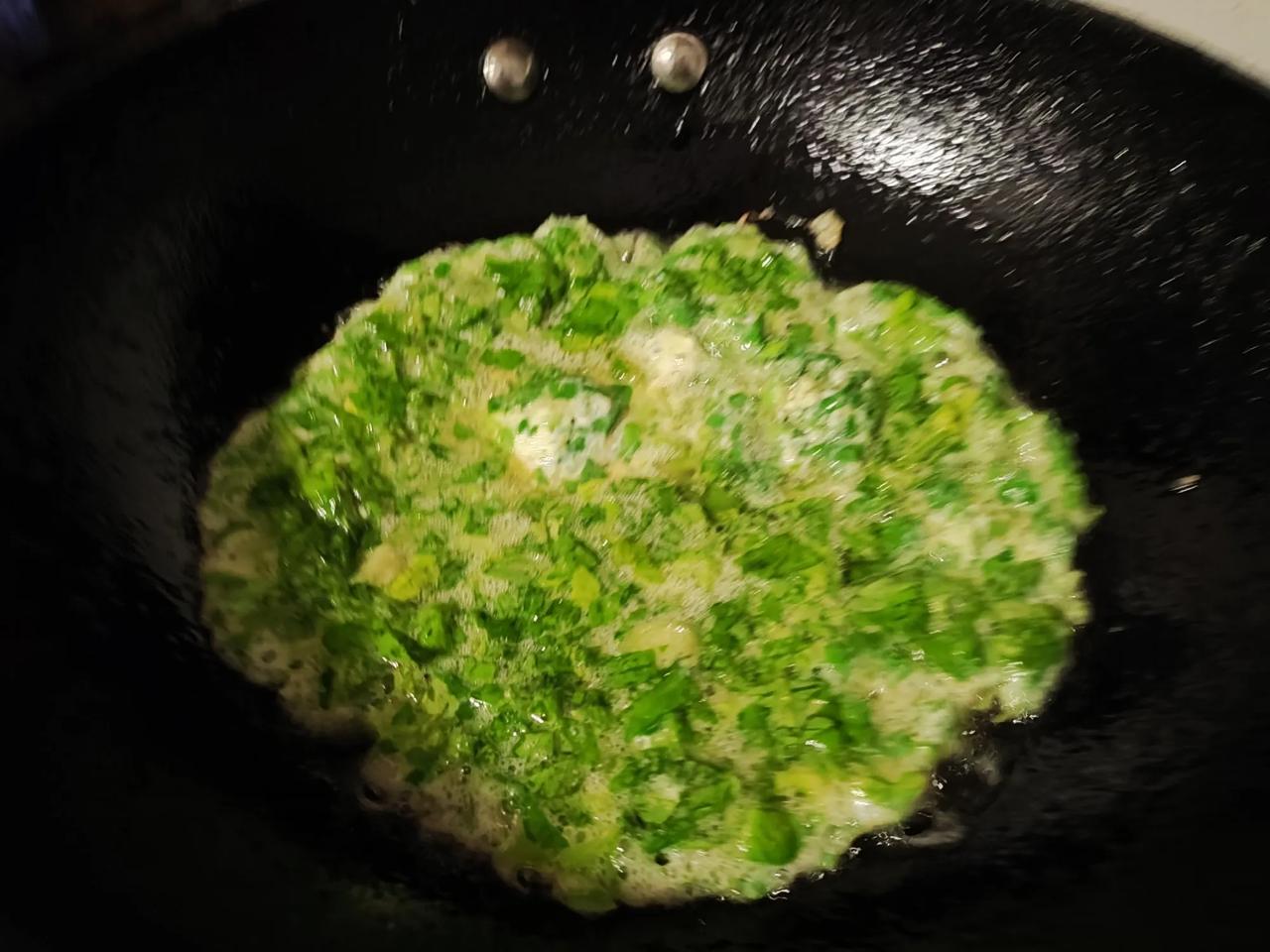 晚上摊了两个鸡蛋，正好有一点芹菜叶，就是太少了，凉拌又不值得，就切碎了摊在鸡蛋里