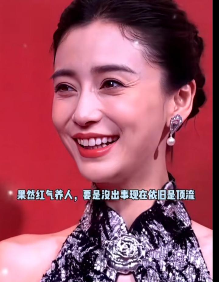 爱笑的人
鱼尾纹就是多
连明星都不例外
36岁的baby最新状态
人好像突然老一