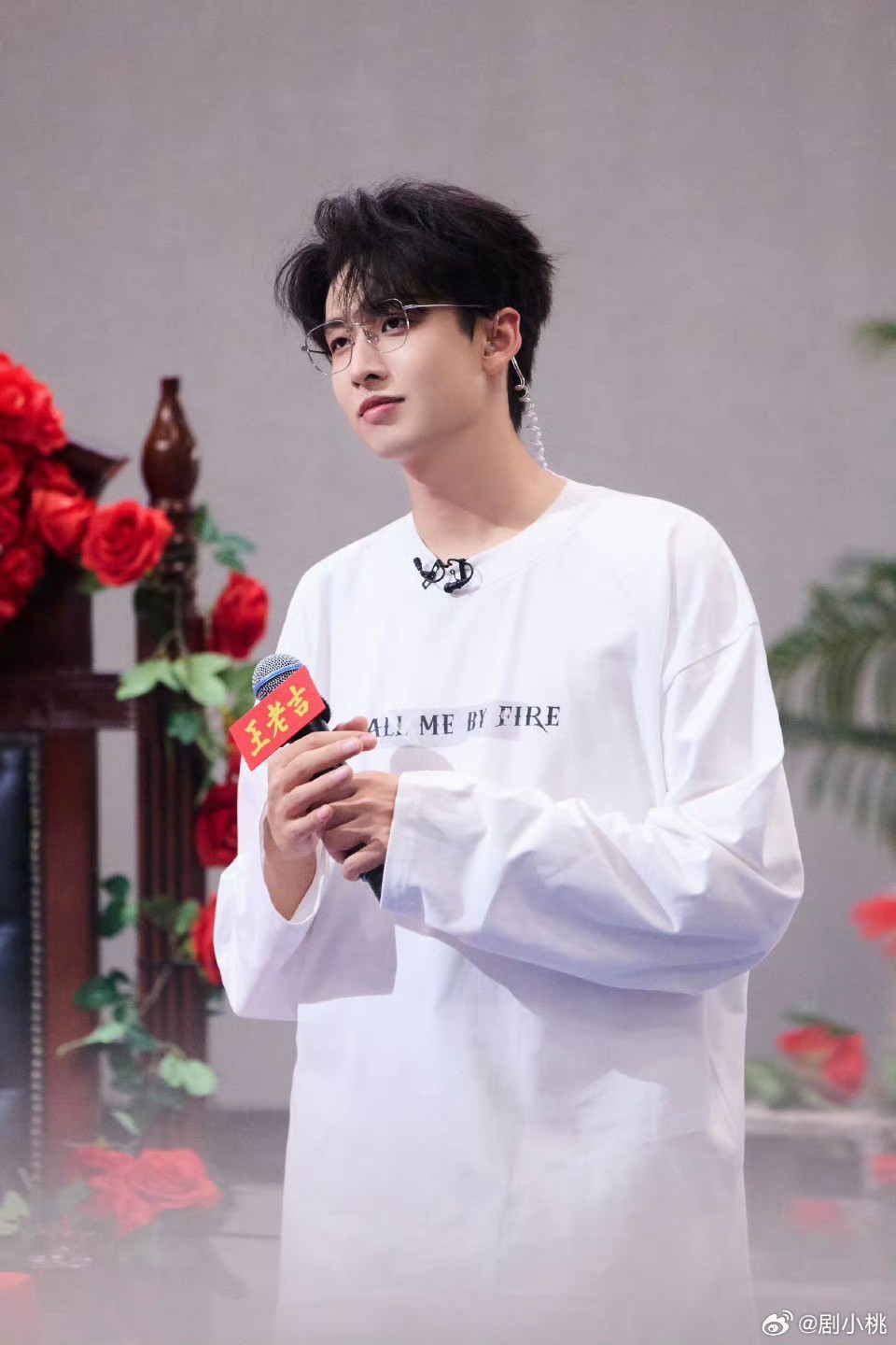 齐思钧大粉长文回应主持功底真的一目了然！这么多场节目看下来，小齐的专业度早就摆在