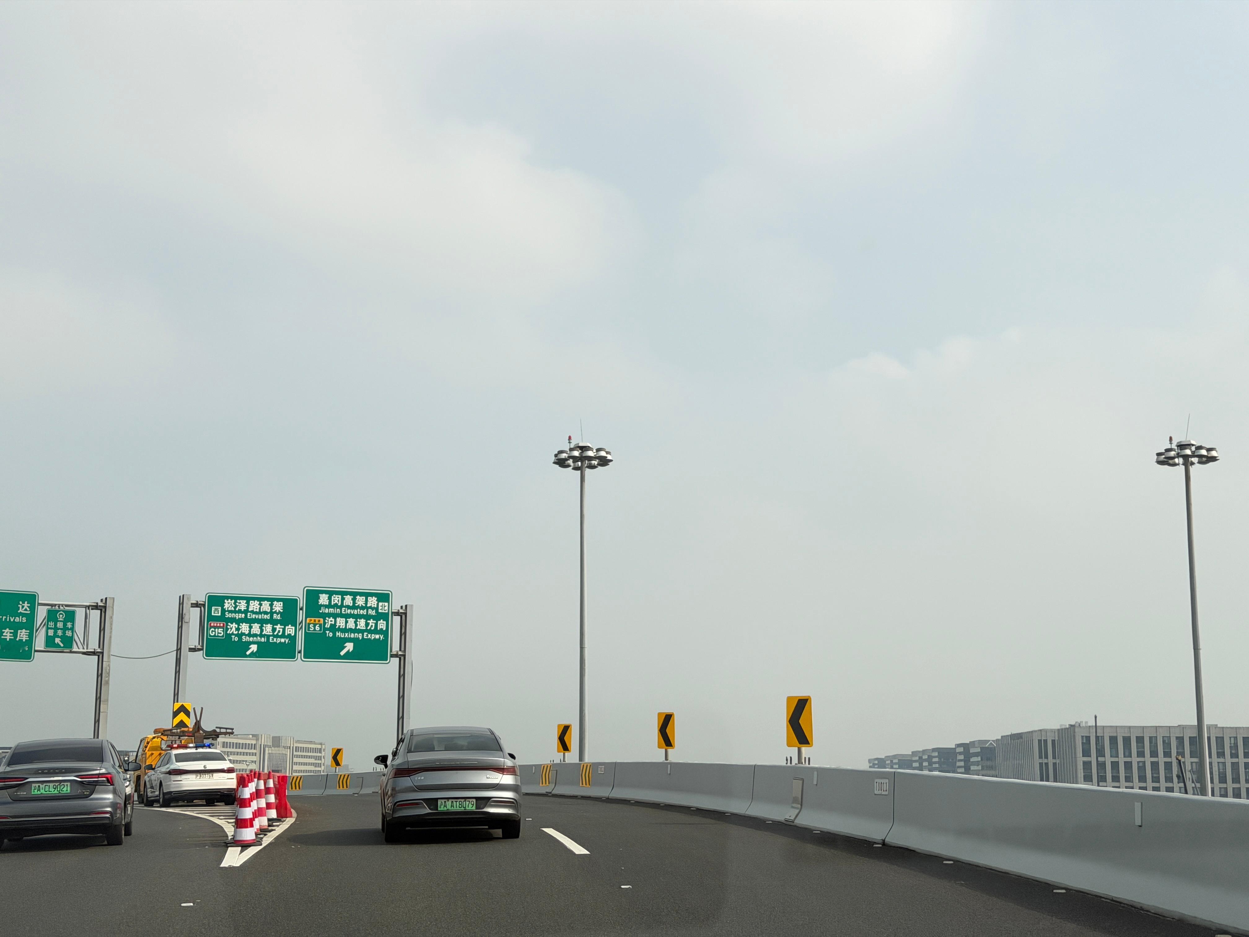 天气不错！今天搬公司，搬回超级车间-虹桥店！以后来贴膜的朋友们，欢迎面基！哈哈 