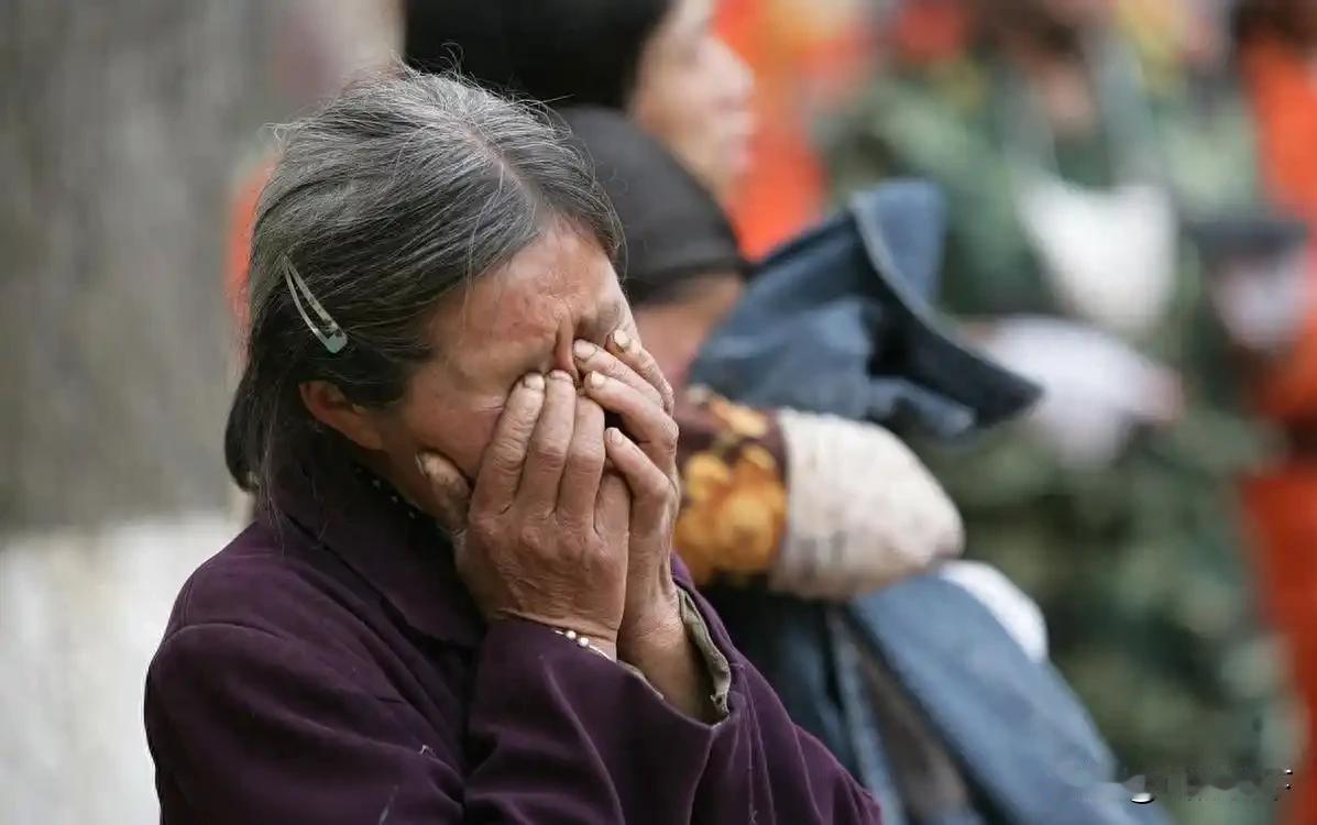 都是花父母的钱，为什么富人叫传承，
中产叫托举，穷人就叫啃老。

有网友是这么解