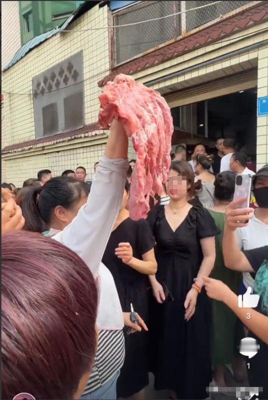 “严查到底！”给学生吃臭肉、臭排骨，老师吃好肉！6月23日，四川一小学食堂给孩子
