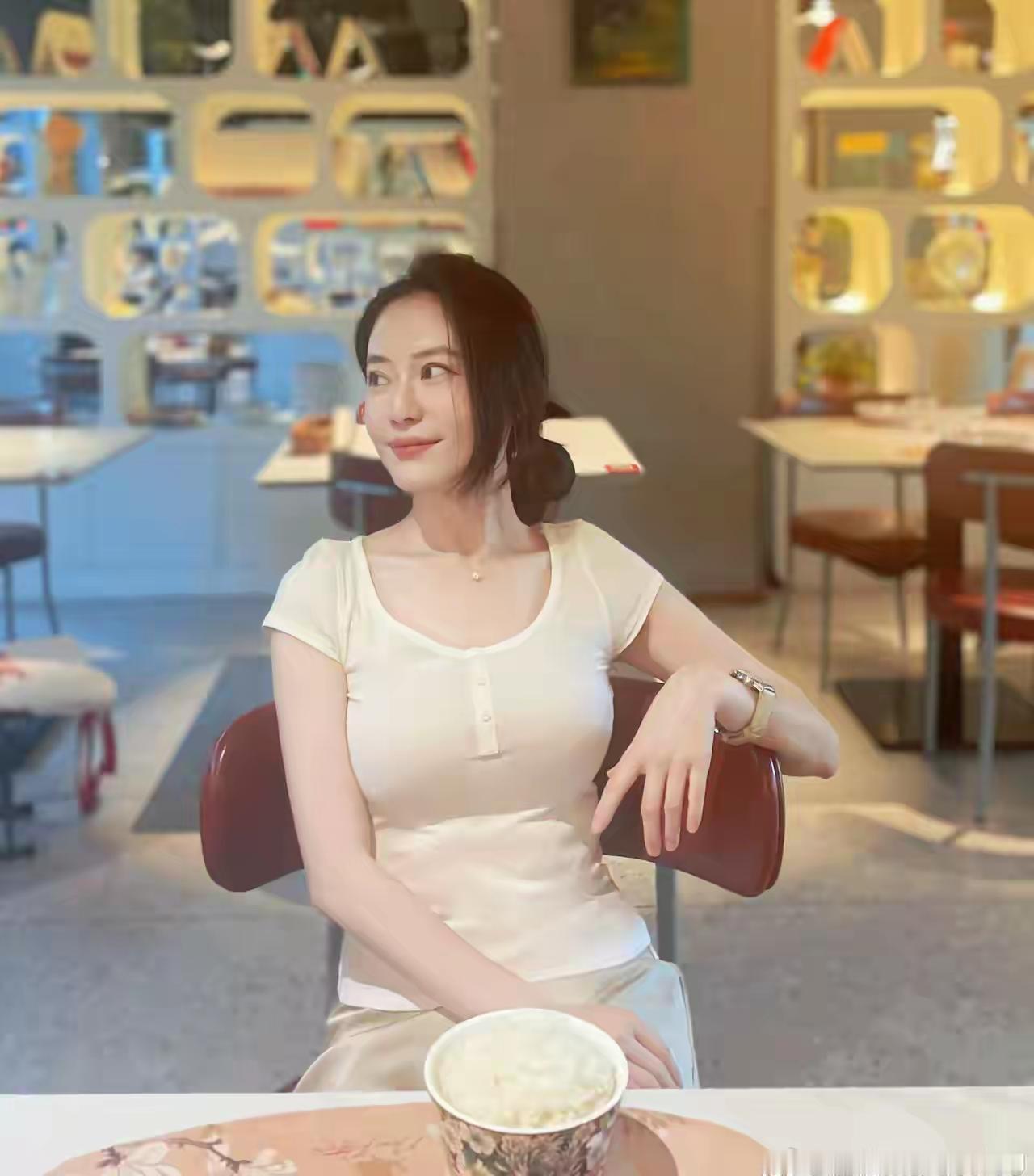 为什么男人一定要有钱？因为，在女人眼里，富人可以对自己霸道，因为那是霸道总裁爱上