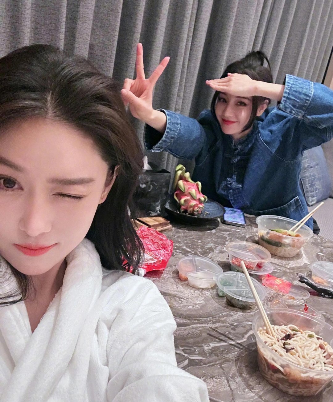 张馨予迪丽热巴自拍，美女的旁边还是美女她们晚上竟然会吃螺蛳粉烤串炸鸡奶茶这种热量